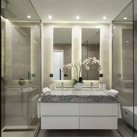 Puerto Banus Beach/alcazaba *