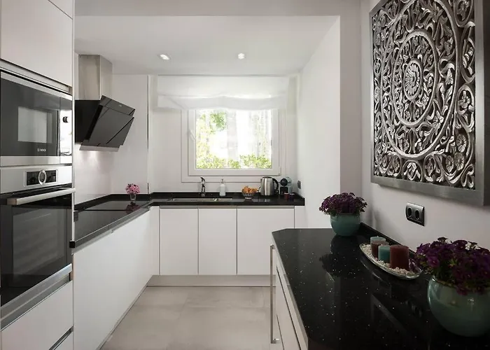 Puerto Banus Beach/alcazaba