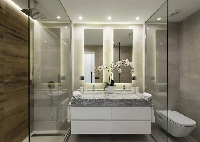 Puerto Banus Beach/alcazaba *