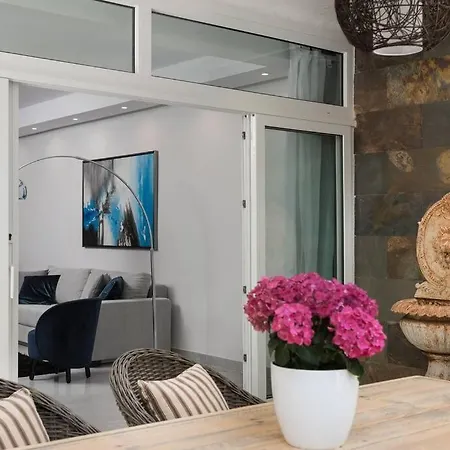 Puerto Banus Beach/alcazaba *